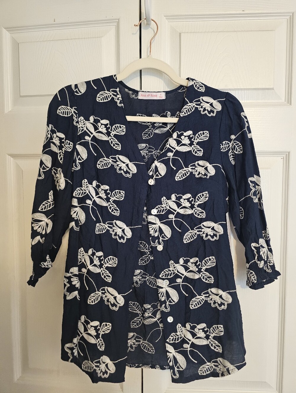 NWT Ava And Rose Embroidered Navy And White Button Down Top Size Small